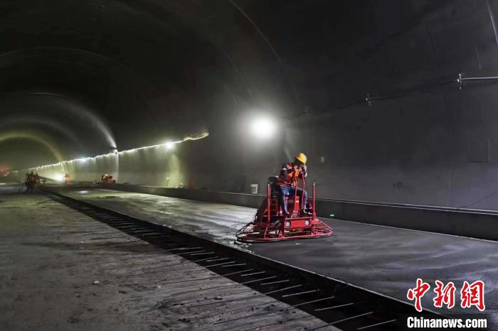 圖為隧道施工現(xiàn)場(chǎng)?！∥鞑刈灾螀^(qū)交通運(yùn)輸廳 供圖