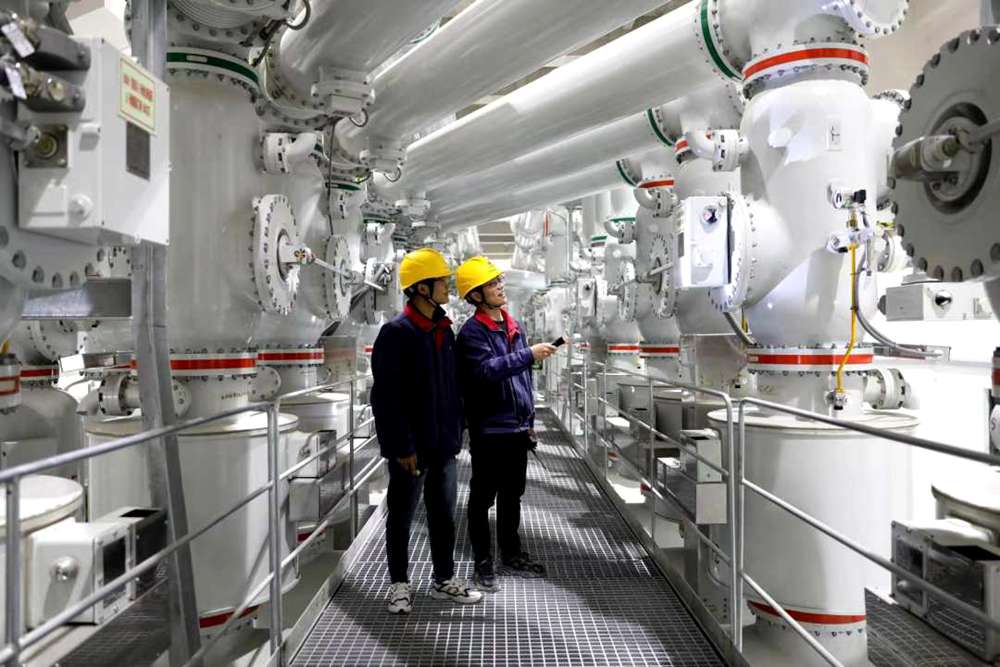 進行日常檢查。吳雛音 攝