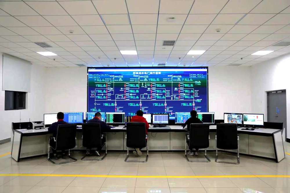 對大壩填筑碾壓進行實時全過程監(jiān)控。吳雛音 攝