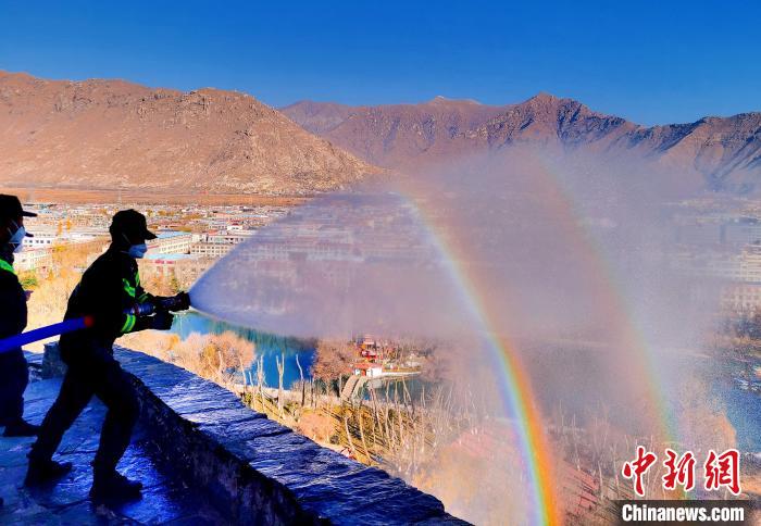 12月6日，布達(dá)拉宮消防救援大隊(duì)在布達(dá)拉宮山體林草區(qū)域開展?jié)窕ぷ?。　劉?攝