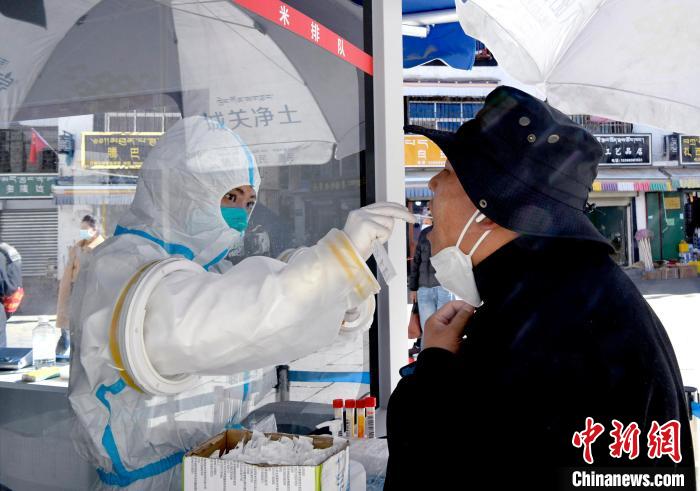 12月7日，拉薩市民正在進行核酸檢測?！±盍?攝