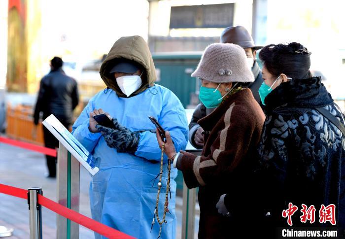 12月7日，拉薩市民掃碼進入銀行辦理業(yè)務(wù)?！±盍?攝