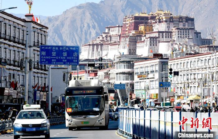 12月7日，一輛公交車從拉薩市城關(guān)區(qū)北京東路駛過?！±盍?攝