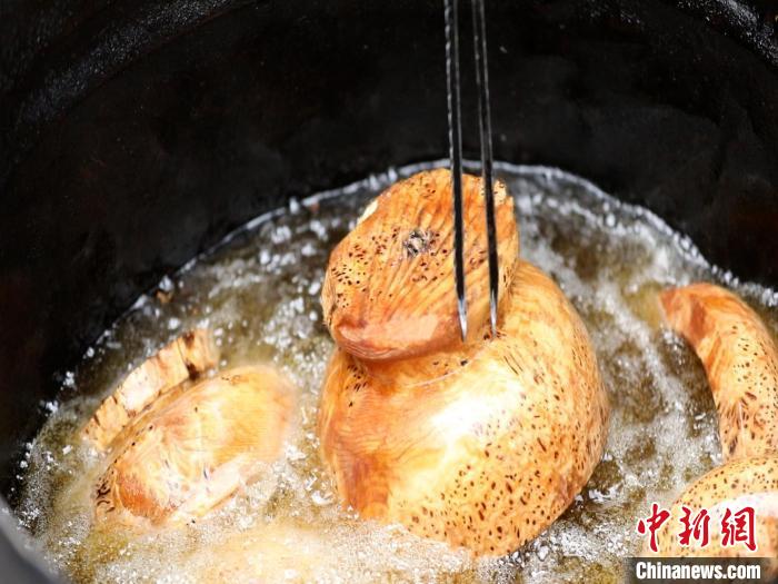 圖為已成型的木碗?！?鄧海平 攝