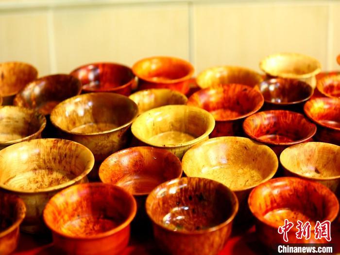 圖為木碗成品。　 鄧巴 　攝