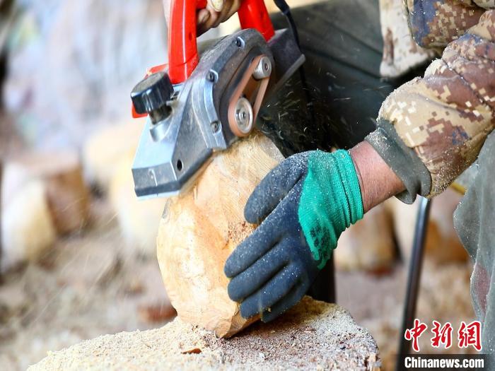 圖為手工藝人正在制作木碗?！〉录?　攝