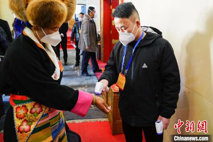 政協(xié)委員測(cè)體溫后入場(chǎng)?！〗w波 攝