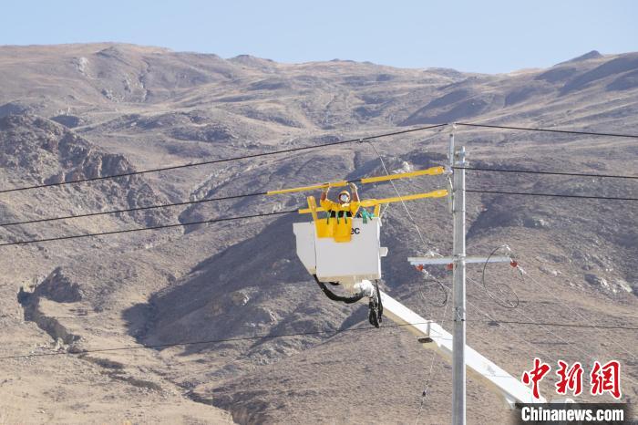 圖為11月9日，國網(wǎng)山南供電公司工作人員進(jìn)行搭火工作?！「裆?攝