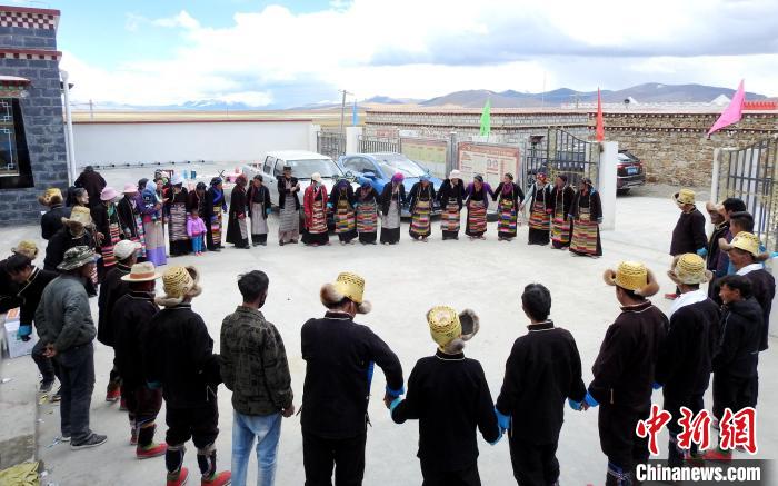 圖為普瑪江塘鄉(xiāng)民眾載歌載舞?！±丝ㄗ涌h網(wǎng)信辦供圖