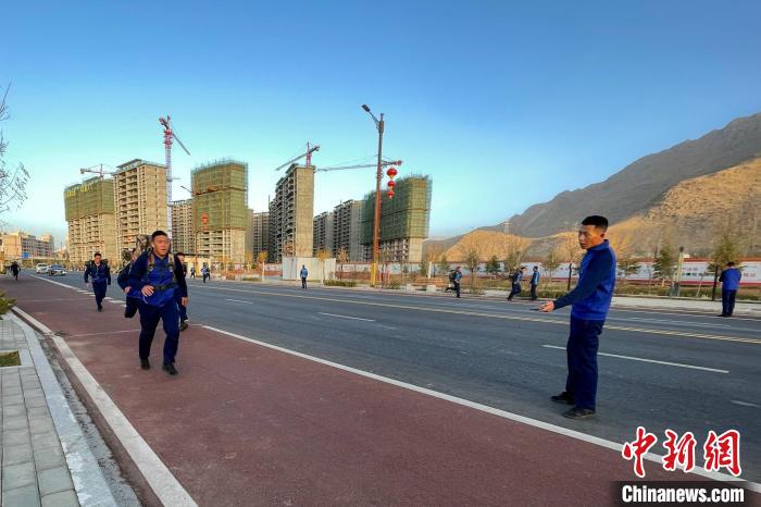 負(fù)重5公里體能訓(xùn)練。　西藏森林消防總隊(duì)特勤大隊(duì) 供圖