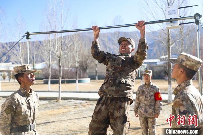 單杠引體向上現(xiàn)場(chǎng)，選手竭盡全力突破自我?！敲衫?攝