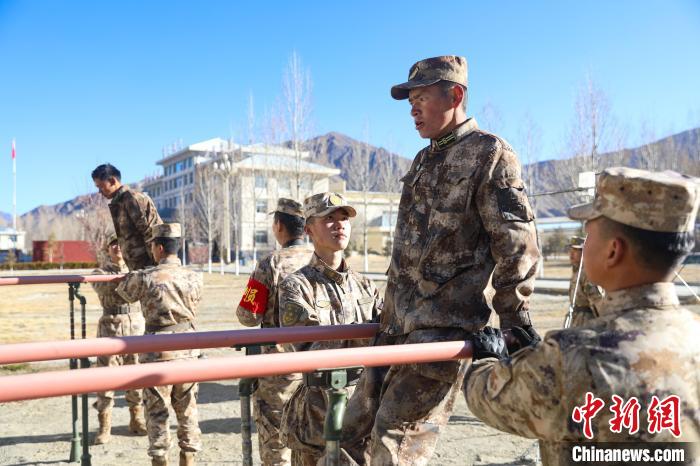 雙杠臂屈伸項(xiàng)目競(jìng)賽現(xiàn)場(chǎng)?！敲衫?攝