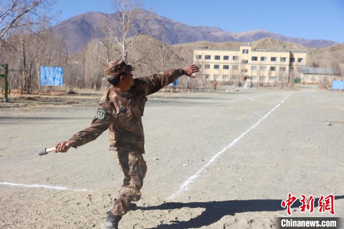 手榴彈投遠(yuǎn)比武競(jìng)賽現(xiàn)場(chǎng)?！敲衫?攝