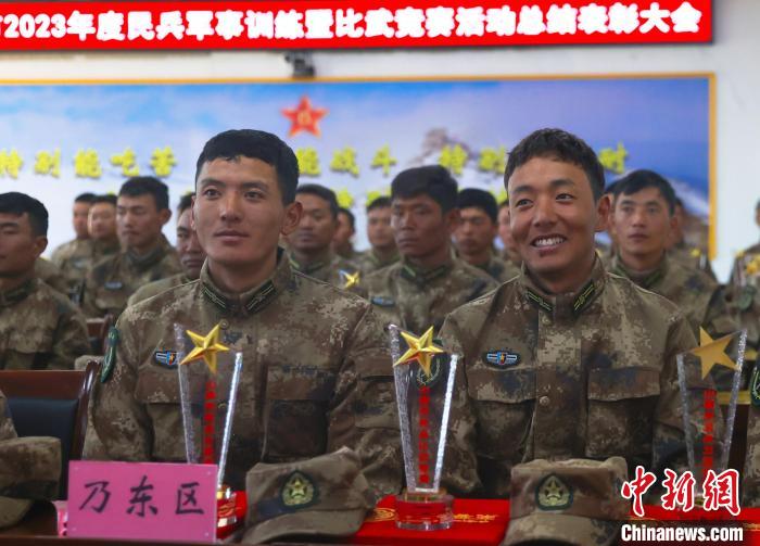 表彰大會(huì)上，獲獎(jiǎng)選手開(kāi)心瞬間?！敲衫?攝