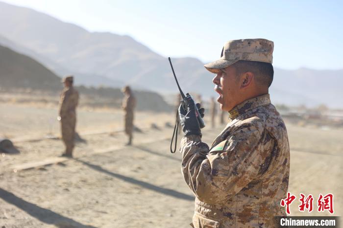 裁判員羅布次仁下達(dá)“臥姿裝子彈”口令?！敲衫?攝