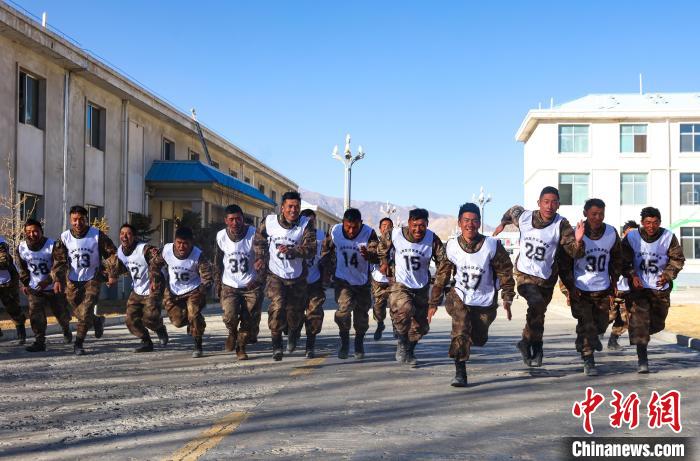 3000米開(kāi)賽，選手們奮勇?tīng)?zhēng)先?！敲衫?攝