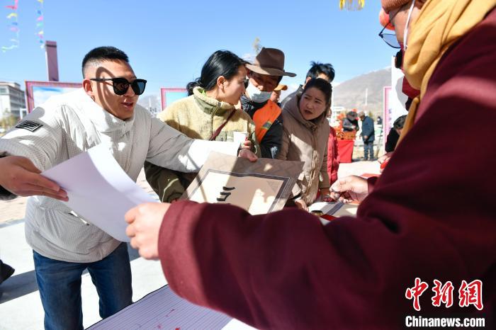 圖為展銷(xiāo)會(huì)現(xiàn)場(chǎng)?！∝暩聛?lái)松 攝