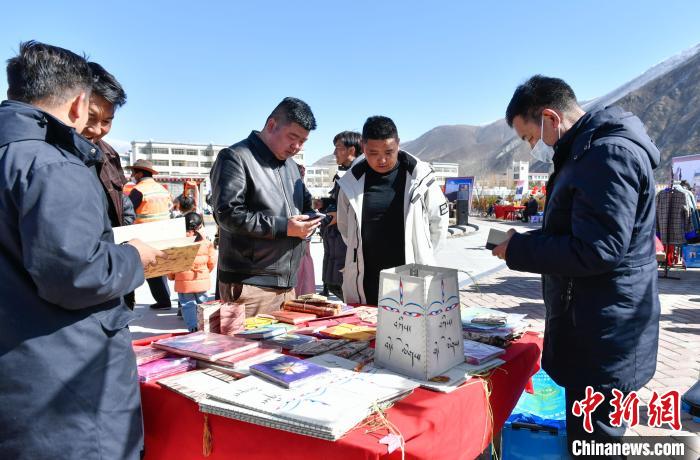 圖為展銷(xiāo)會(huì)現(xiàn)場(chǎng)?！∝暩聛?lái)松 攝