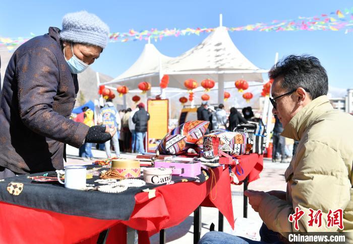 圖為展銷(xiāo)會(huì)現(xiàn)場(chǎng)。　貢嘎來(lái)松 攝