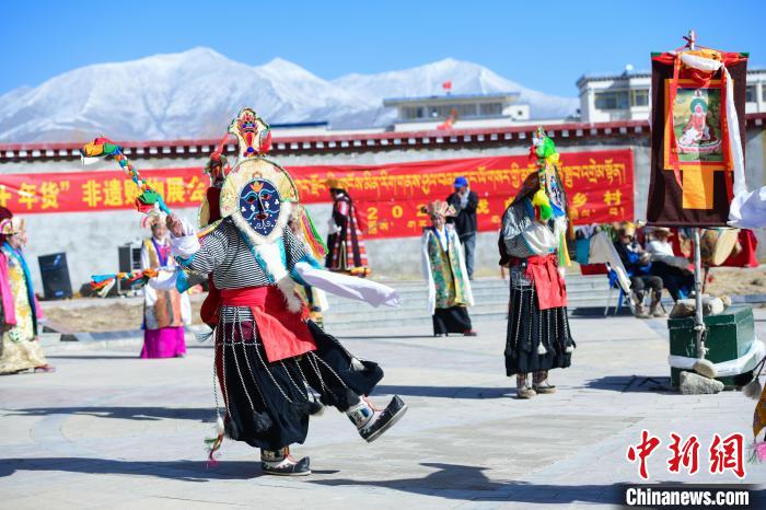 圖為藏戲非遺展演現(xiàn)場(chǎng)?！∝暩聛?lái)松 攝