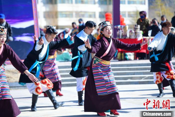 圖為藝術(shù)團(tuán)表演“扎西果諧”?！∝暩聛?lái)松 攝