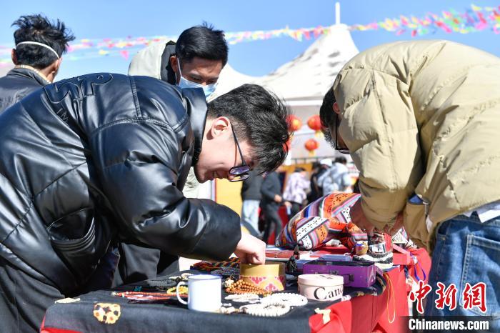 圖為展銷(xiāo)會(huì)現(xiàn)場(chǎng)?！∝暩聛?lái)松 攝