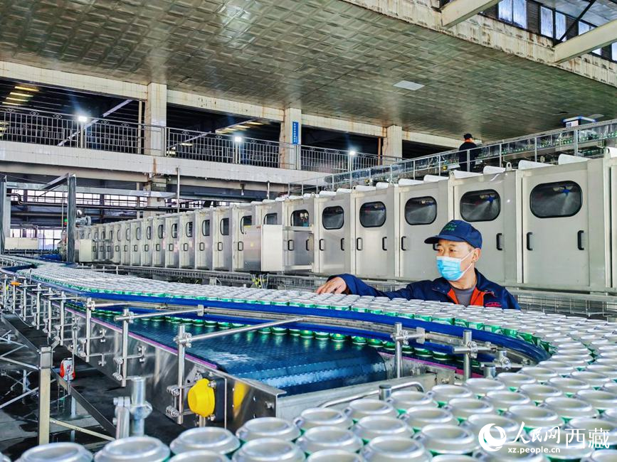 技術(shù)人員在生產(chǎn)線上檢查產(chǎn)品。人民網(wǎng) 李海霞攝