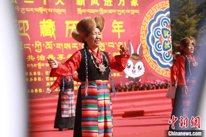 圖為藏歷新年活動現(xiàn)場?！埩?攝