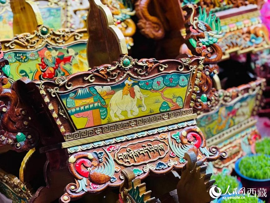 年貨市場(chǎng)上的切瑪盒（切瑪盒是藏歷新年吉祥物，是在精制斗型木盒中用隔板分開，分別盛入炒麥粒和糌粑，插上仔卓，象征著人壽年豐、吉祥如意）。人民網(wǎng) 次仁羅布攝