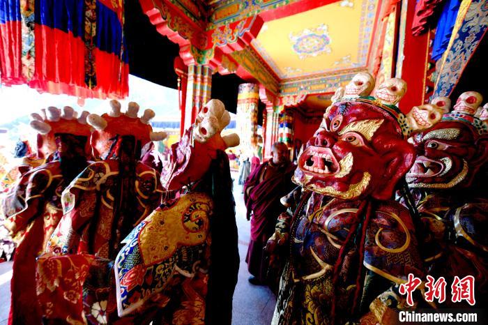 2月19日，楚布寺僧人們佩戴面具準(zhǔn)備參加跳神活動?！±盍?攝