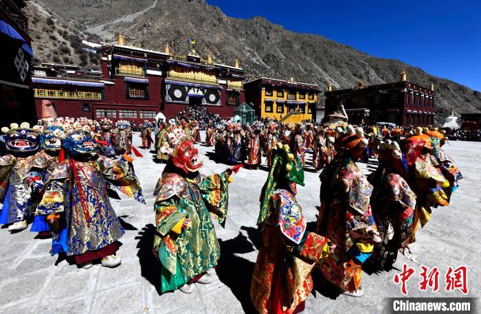 2月19日，楚布寺僧人們佩戴面具參加跳神活動。　李林 攝