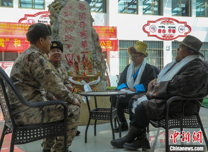 圖為阿里軍分區(qū)某邊防團官兵與駐地群眾拉家常?！詵| 攝