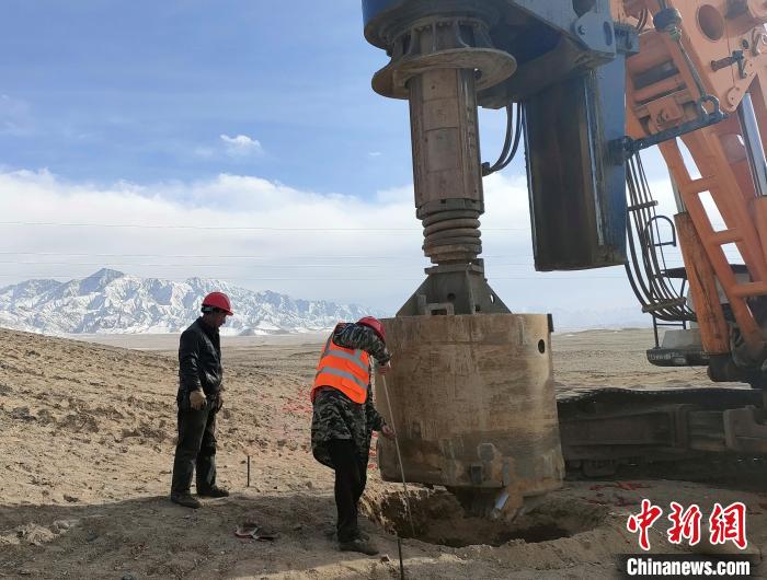 圖為施工人員檢查護(hù)筒高度?！⒁婧?攝