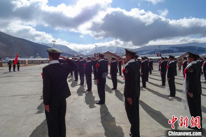 雪山下，退役士兵向軍旗敬軍禮?！±顚W(xué)文 攝