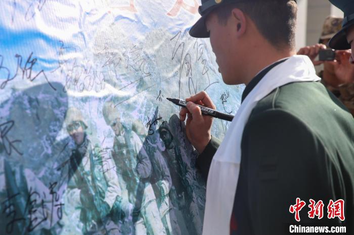 退役士兵簽名留念?！⒖≥x 攝