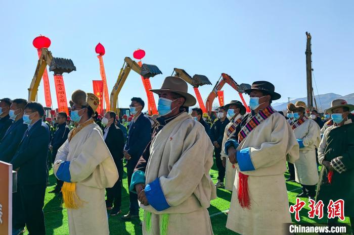 各方代表參加集中開復(fù)工儀式?！∧岈斪扛?攝