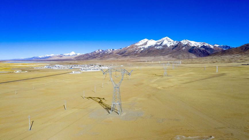 位于海拔4700多米的阿里聯(lián)網(wǎng)工程霍爾變電站。