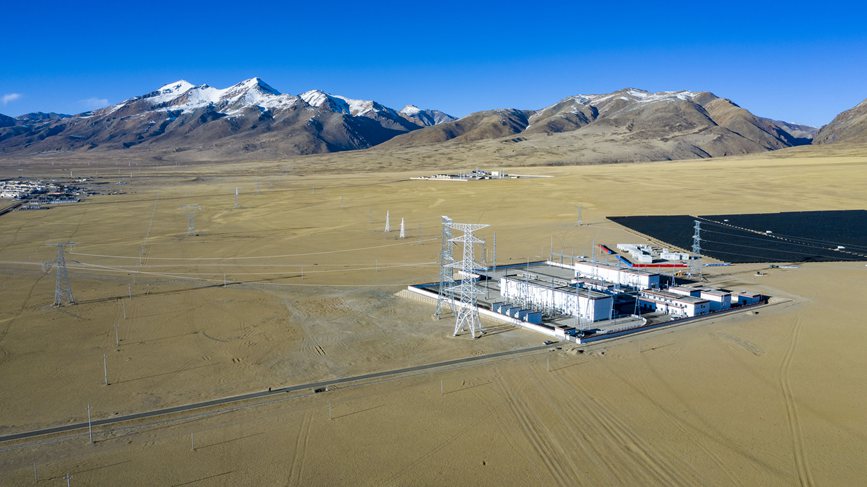 位于海拔4700多米的阿里聯(lián)網(wǎng)工程霍爾變電站。