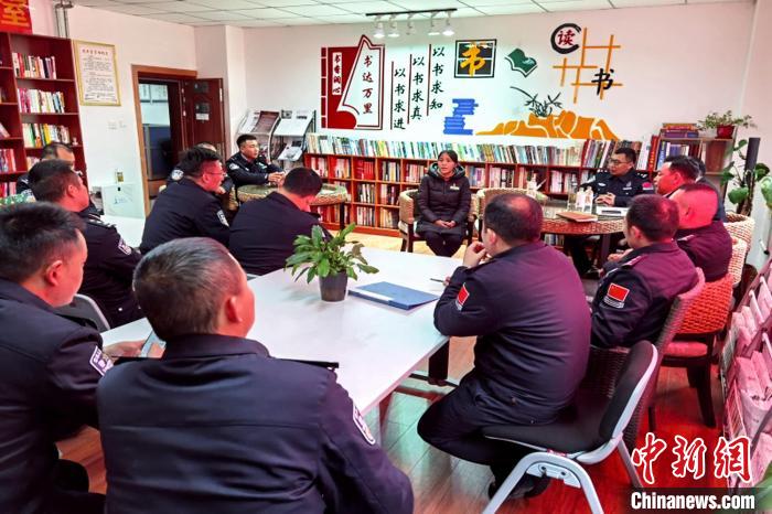 圖為亞東出入境邊防檢查站民警與銀行業(yè)務(wù)人員進(jìn)行金融知識(shí)深入交流?！『?攝