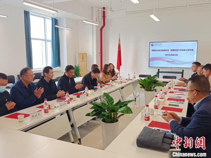 圖為座談會(huì)議現(xiàn)場(chǎng)?！「裆?攝