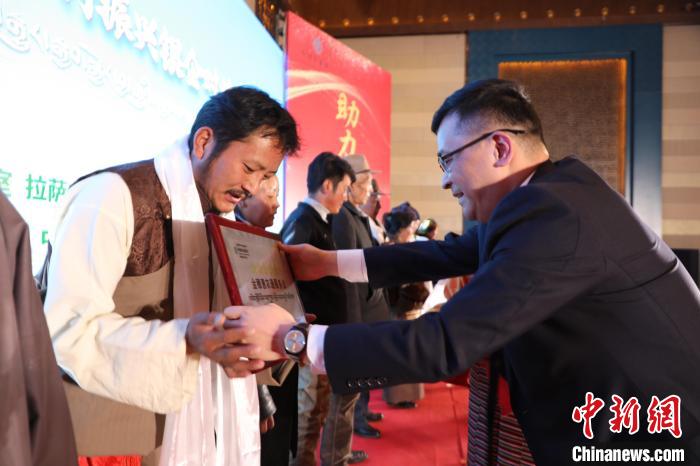 圖為拉薩市銀企對接洽談會現(xiàn)場?！「裆愔?攝