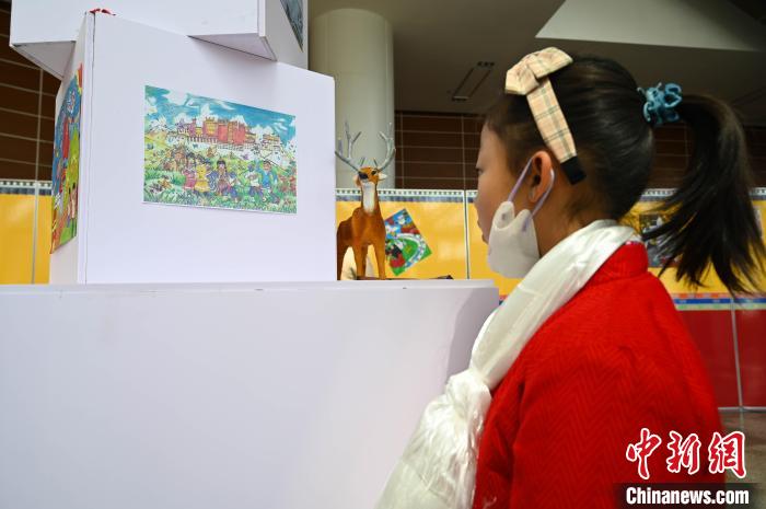 圖為學(xué)生參觀繪畫展?！≮w朗 攝