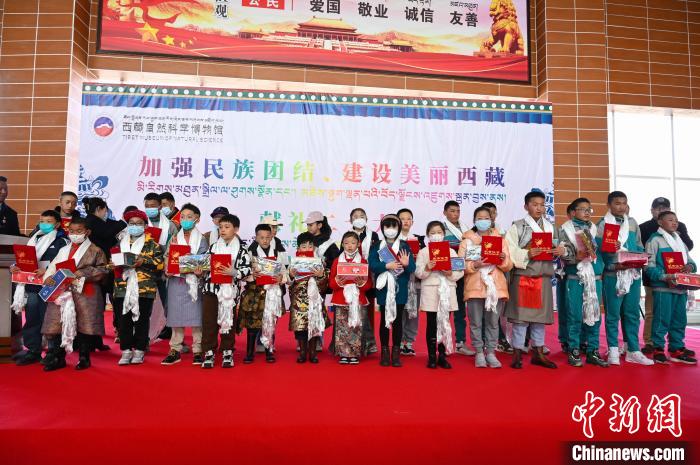 圖為部分獲獎學(xué)生合影?！≮w朗 攝