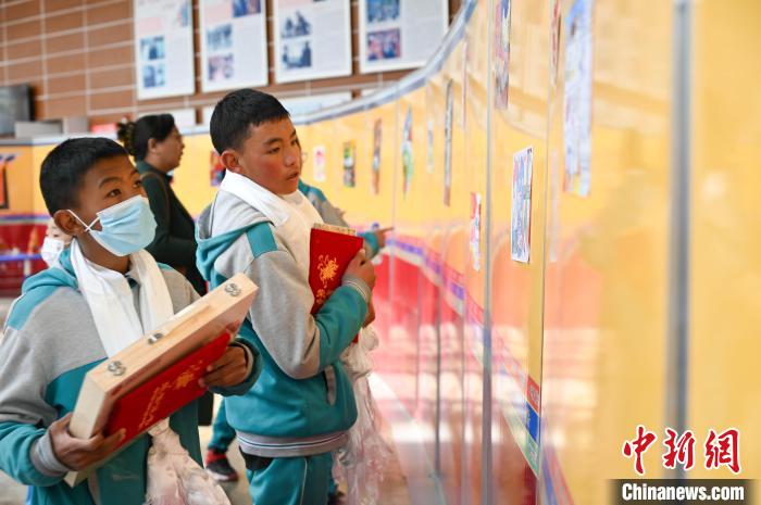 圖為學(xué)生參觀繪畫展?！≮w朗 攝