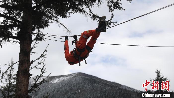 正在進(jìn)行橫渡訓(xùn)練?！∥骼@拉翁 攝