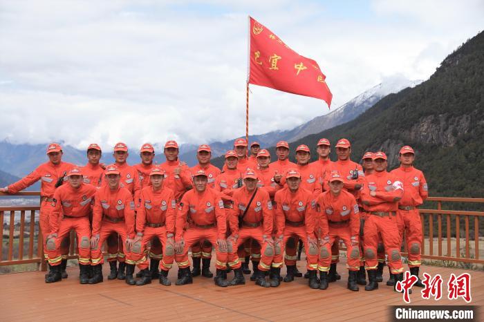 合影留念?！∥骼@拉翁 攝