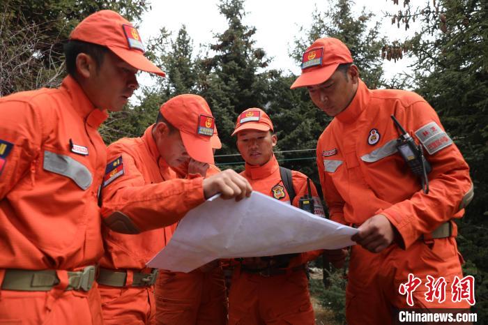 指戰(zhàn)員正在進(jìn)行地形勘察。　西繞拉翁 攝