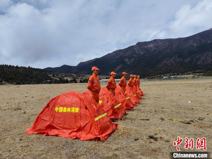正在進(jìn)行帳篷搭設(shè)?！∥骼@拉翁 攝