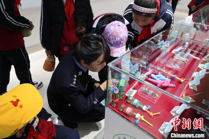 圖為亞東邊檢站民警為駐地小學生開展禁毒教育?！『?攝