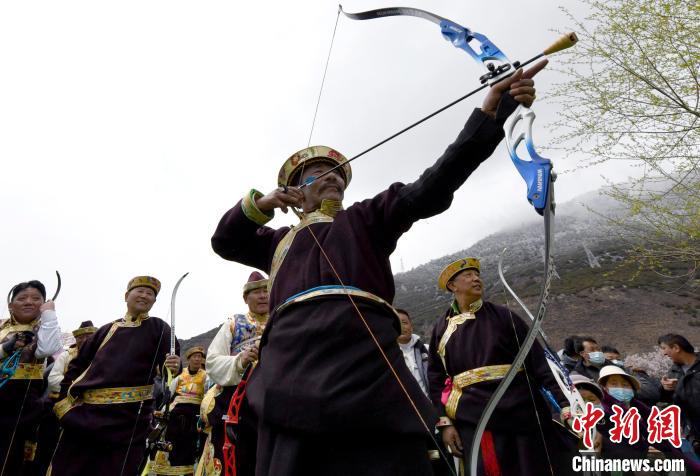 3月28日，選手參加響箭比賽?！±盍?攝